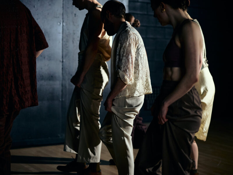 Crédit : Vitor Munhoz – de gauche à droite : Olivier Rousseau, Antoine Turmine, Liane Thériault – Conception des costumes : Cloé Alain-Gendreau