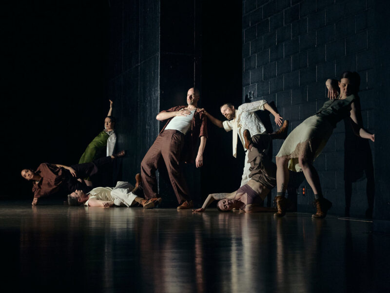 Crédit : Vitor Munhoz – de gauche à droite : Éva Dortélus, Olivier Rousseau, Geneviève Lauzon, Sébastien Chalumeau, Liane Thériault, Antoine Turmine, Rachel Carignan – Conception des costumes : Cloé Alain-Gendreau