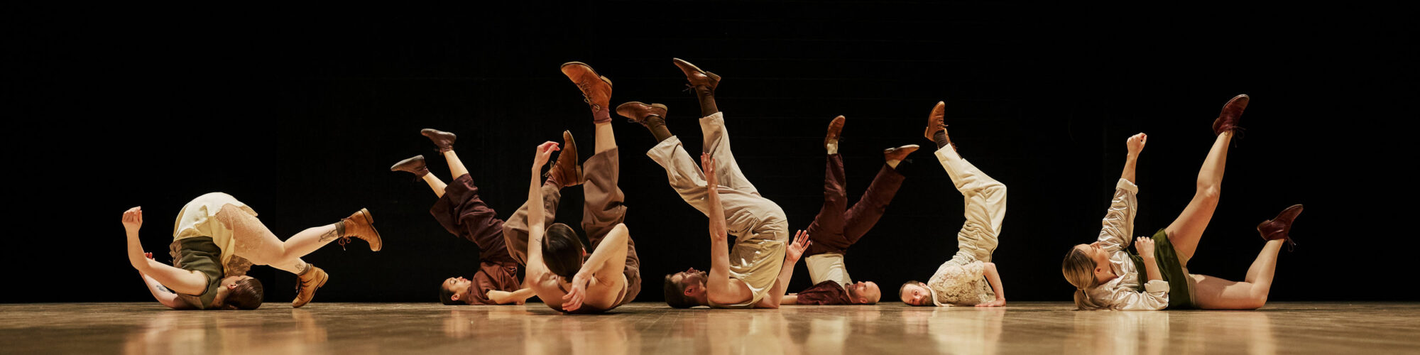 Crédit : Vitor Munhoz – de gauche à droite : Rachel Carignan, Éva Dortélus, Liane Thériault, Olivier Rousseau, Sébastien Chalumeau, Antoine Turmine, Geneviève Lauzon – Conception des costumes : Cloé Alain-Gendreau