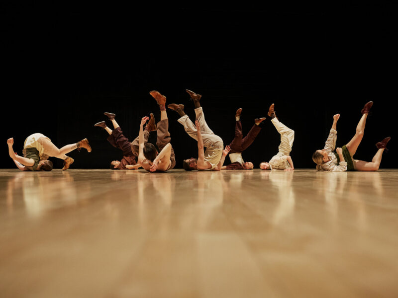 Crédit : Vitor Munhoz – de gauche à droite : Rachel Carignan, Éva Dortélus, Liane Thériault, Olivier Rousseau, Sébastien Chalumeau, Antoine Turmine, Geneviève Lauzon – Conception des costumes : Cloé Alain-Gendreau